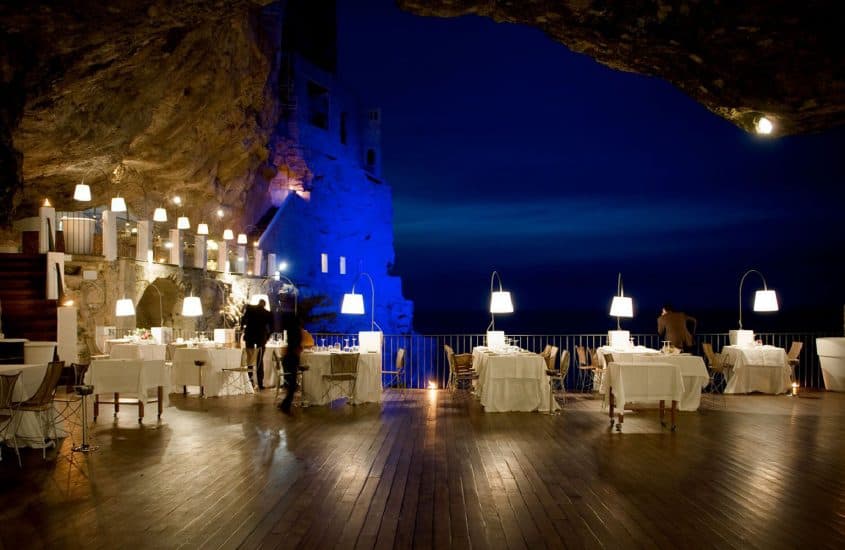 ristorante in grotta a Polgnano a Mare
