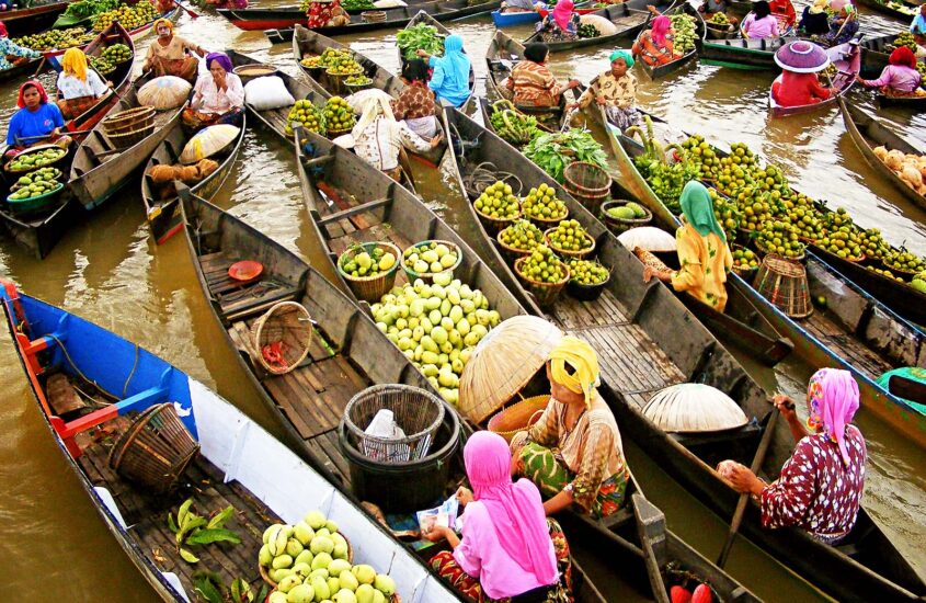Un viaggio di gusto nel mercato galleggiante di Bangkok