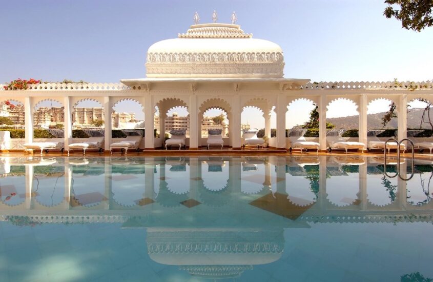 Tra templi e bazar della città bianca: un soggiorno al Taj Lake, l’hotel galleggiante del Maharana