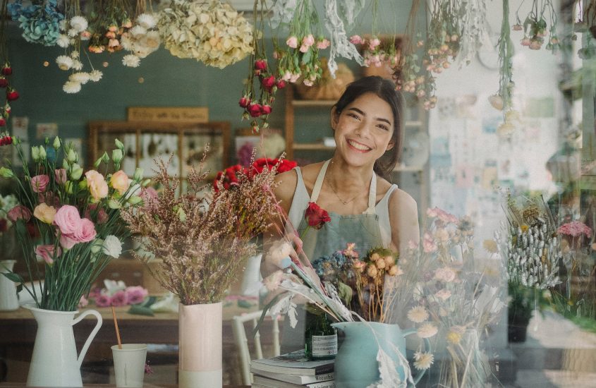 Dinner in a flower shop: restaurants with kitchens where you can eat among the flowers!